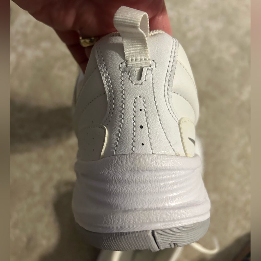 NWOT Nike women’s tie up white tennis shoes. - Picture 5 of 9
